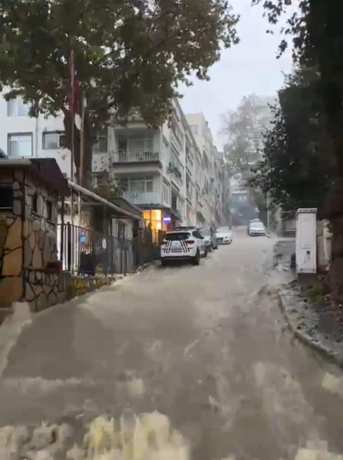 Sarıyer’de şelaleyi andıran görüntüler kamerada