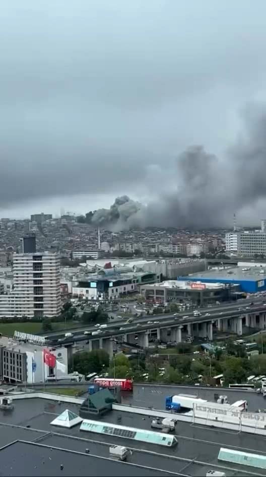 Bayrampaşa Muratpaşa Baltaş Sanayi Sitesi’nde bilinmeyen bir nedenle yangın çıktı. Olay yerine çok sayıda itfaiye ekibi sevk edildi.
