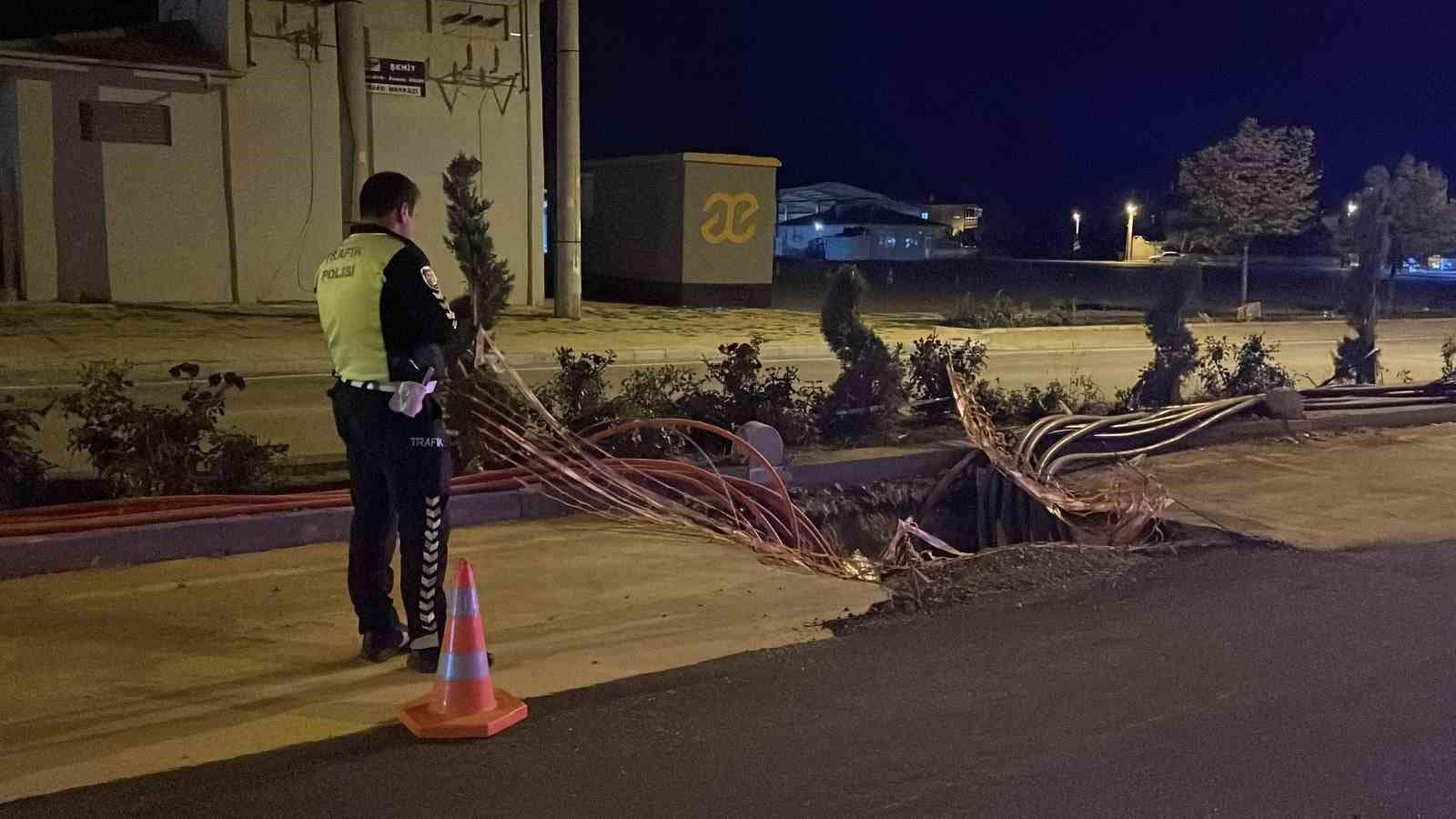 Karaman’da elektrik hattı için kazılan çukura giren otomobilde hasar oluştu