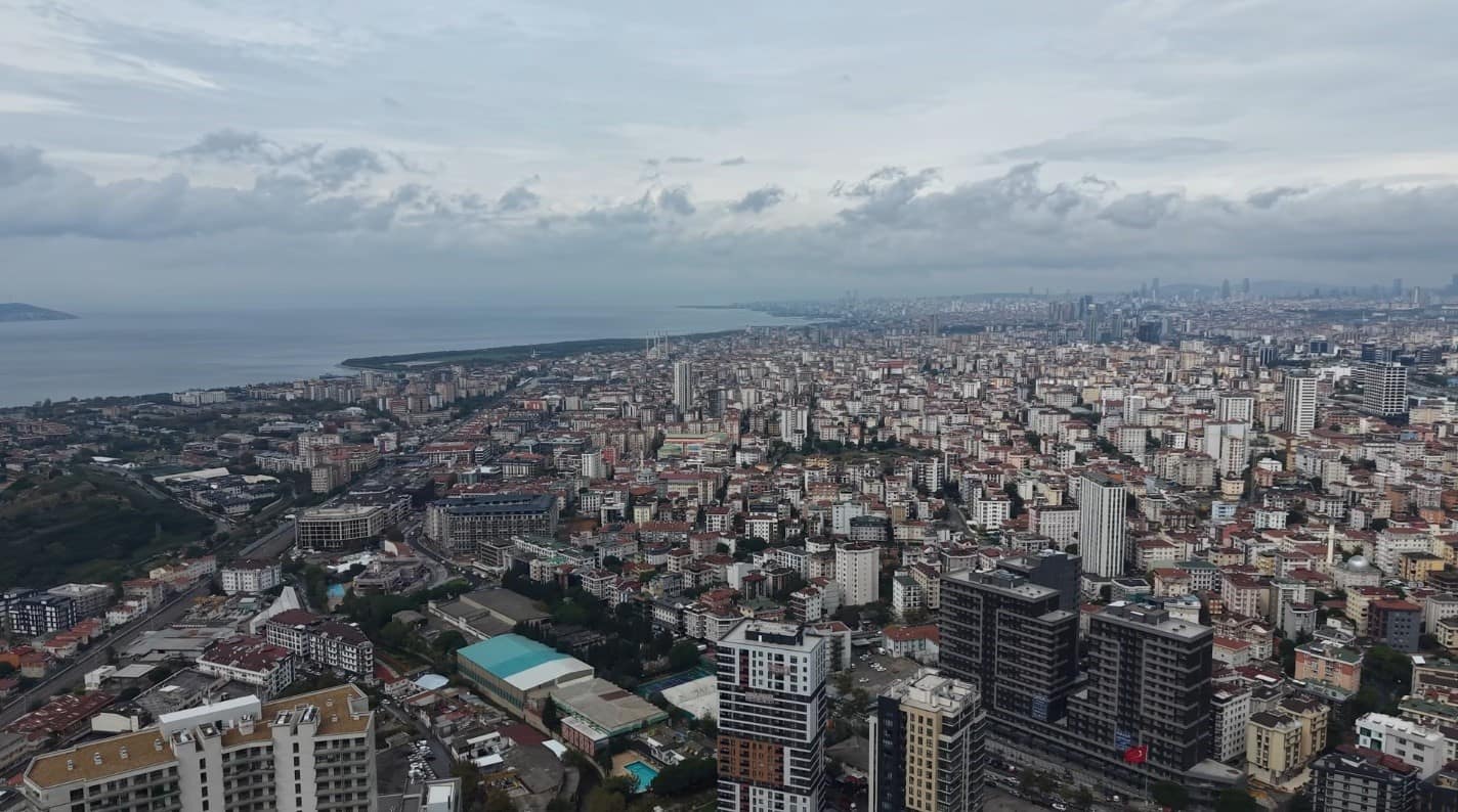 İstanbul’u iki farklı hava etkisi altına aldı: Yağmur bulutları havadan görüntülendi