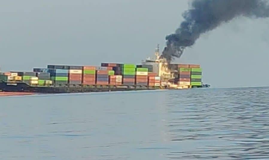 Hürmüz Boğazı’nda mayına çarpan konteyner gemisi battı