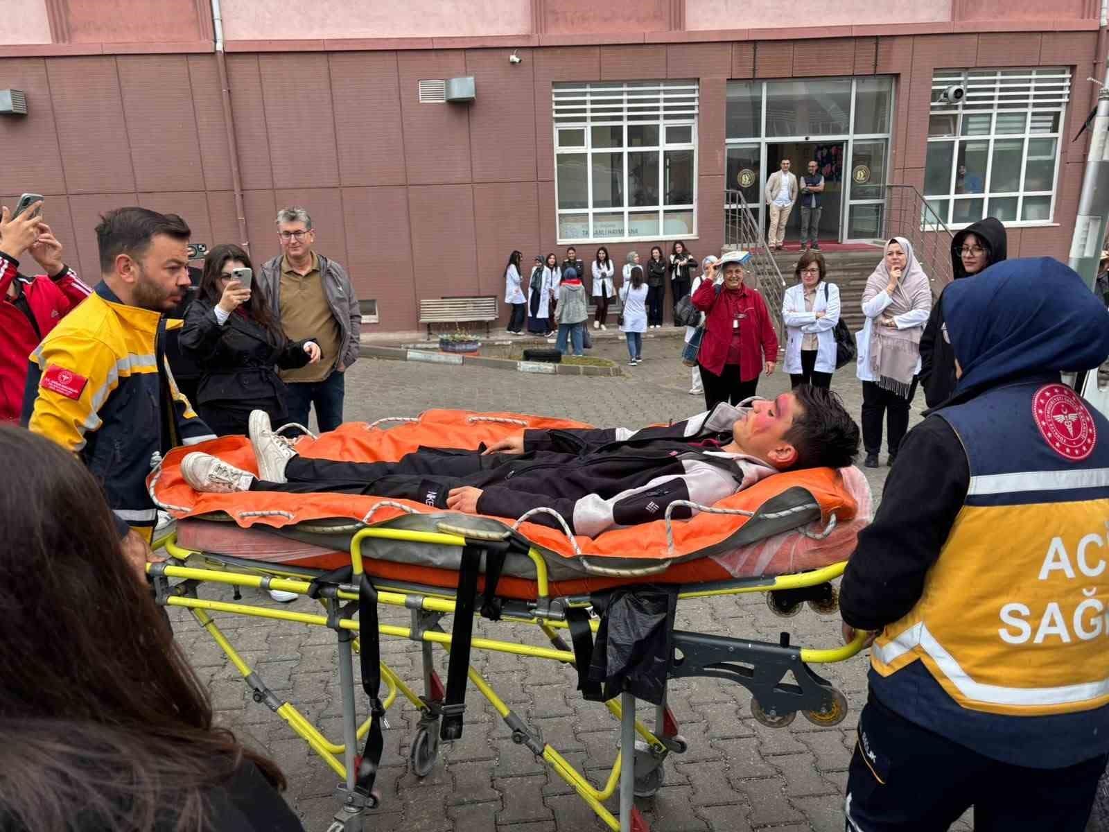 Tavşanlı’da liselilerden gerçeğini aratmayan deprem tatbikatı
