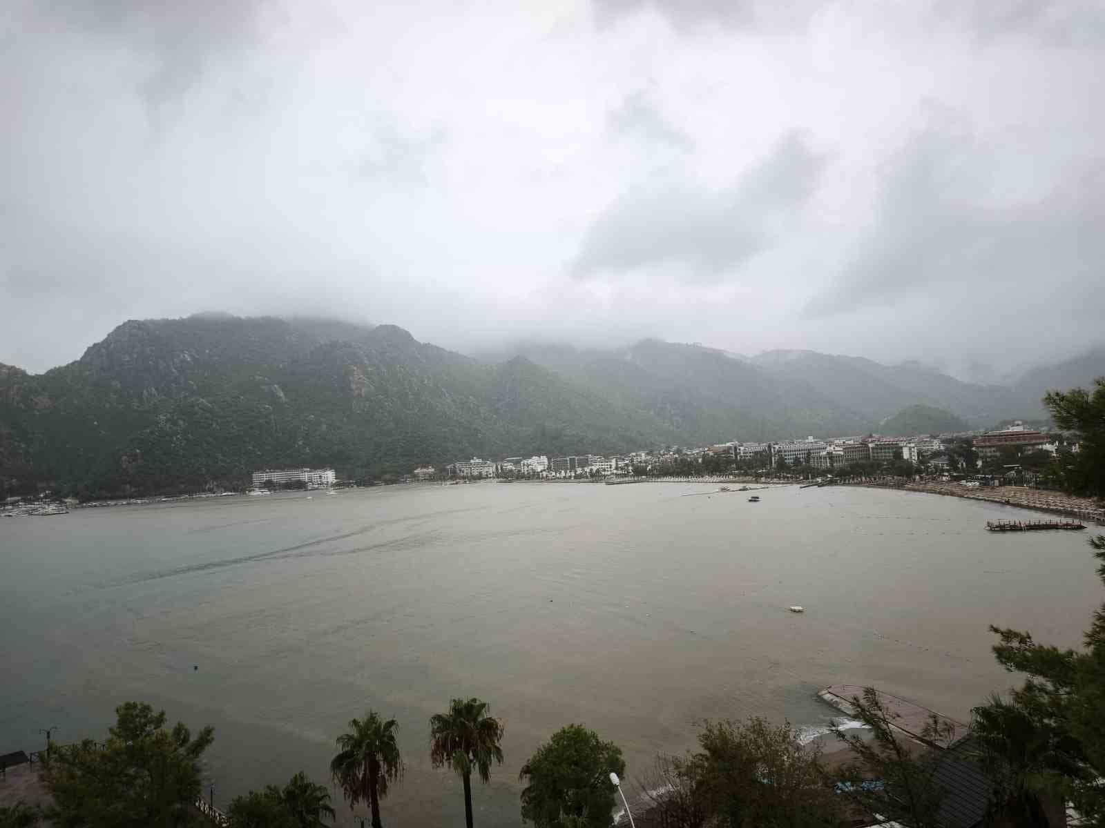 Marmaris’te denizin rengi kahverengiye dönüştü