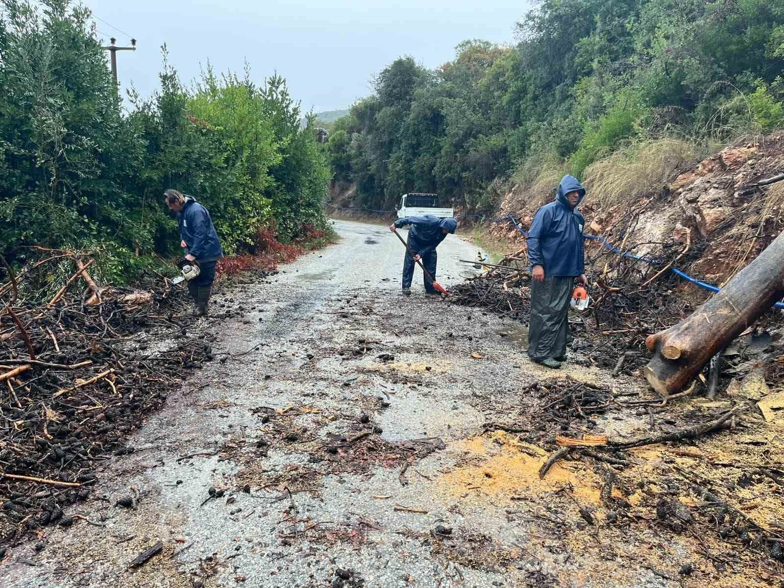 Marmaris’te sağanak sonrası belediye ekiplerinden müdahale