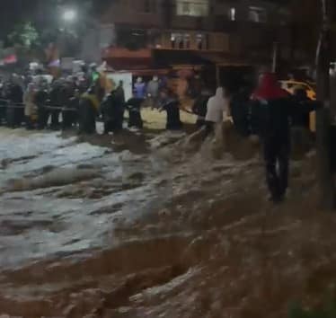 Sarıyer’de dere taştı, mahsur kalanlar halatlarla kurtarıldı