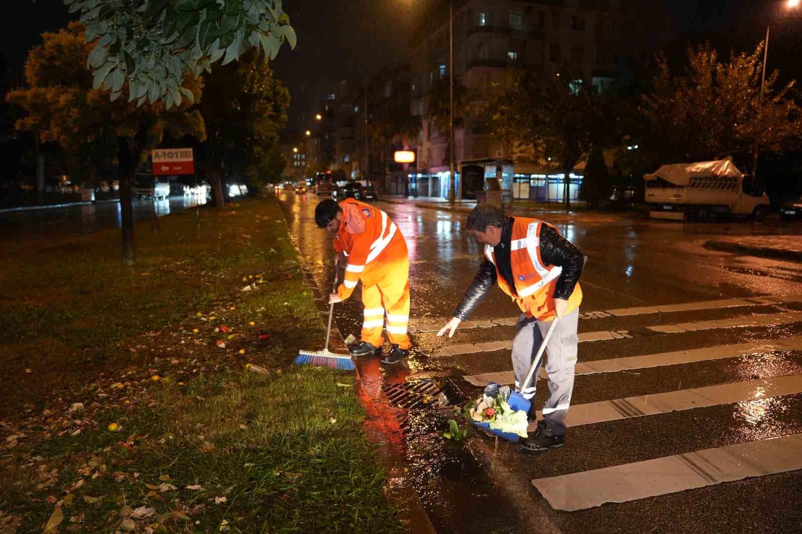 Antalya Büyükşehir Belediyesi 478 personel ve 347 iş makinesi ile sahada