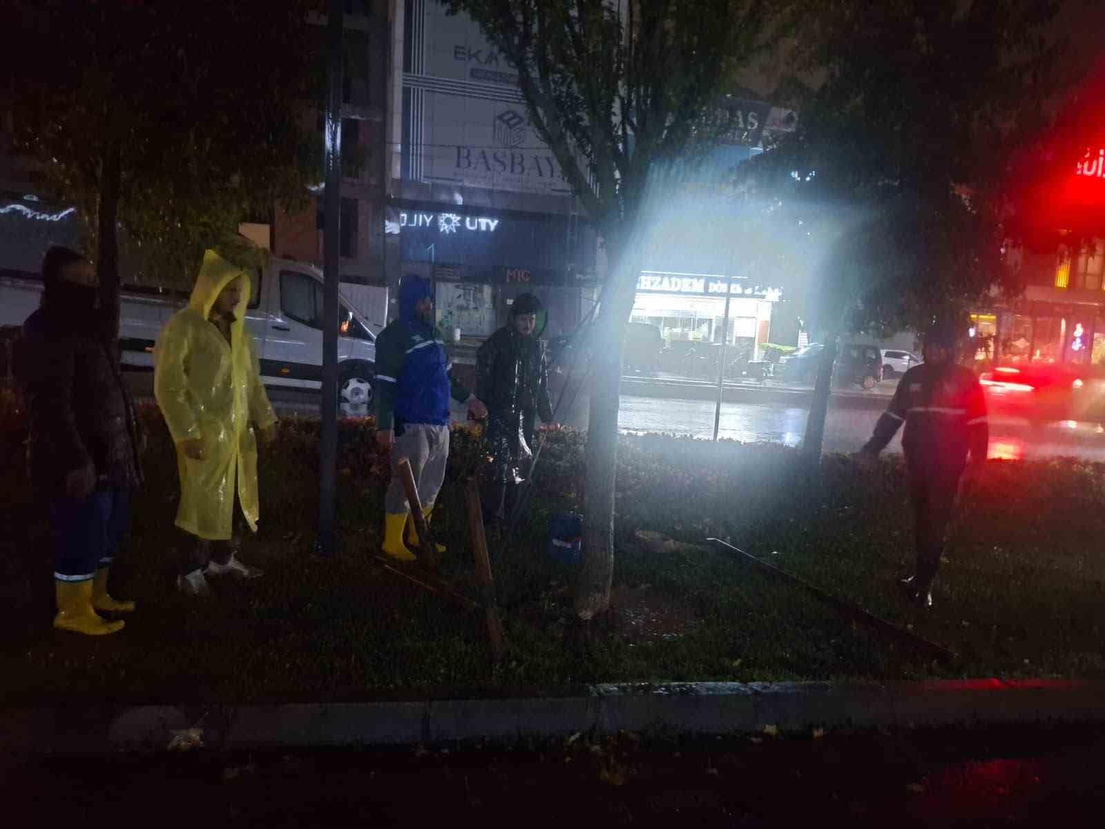 Arnavutköy’de yağış mesaisi: 300 personel ve 80 araç sahada