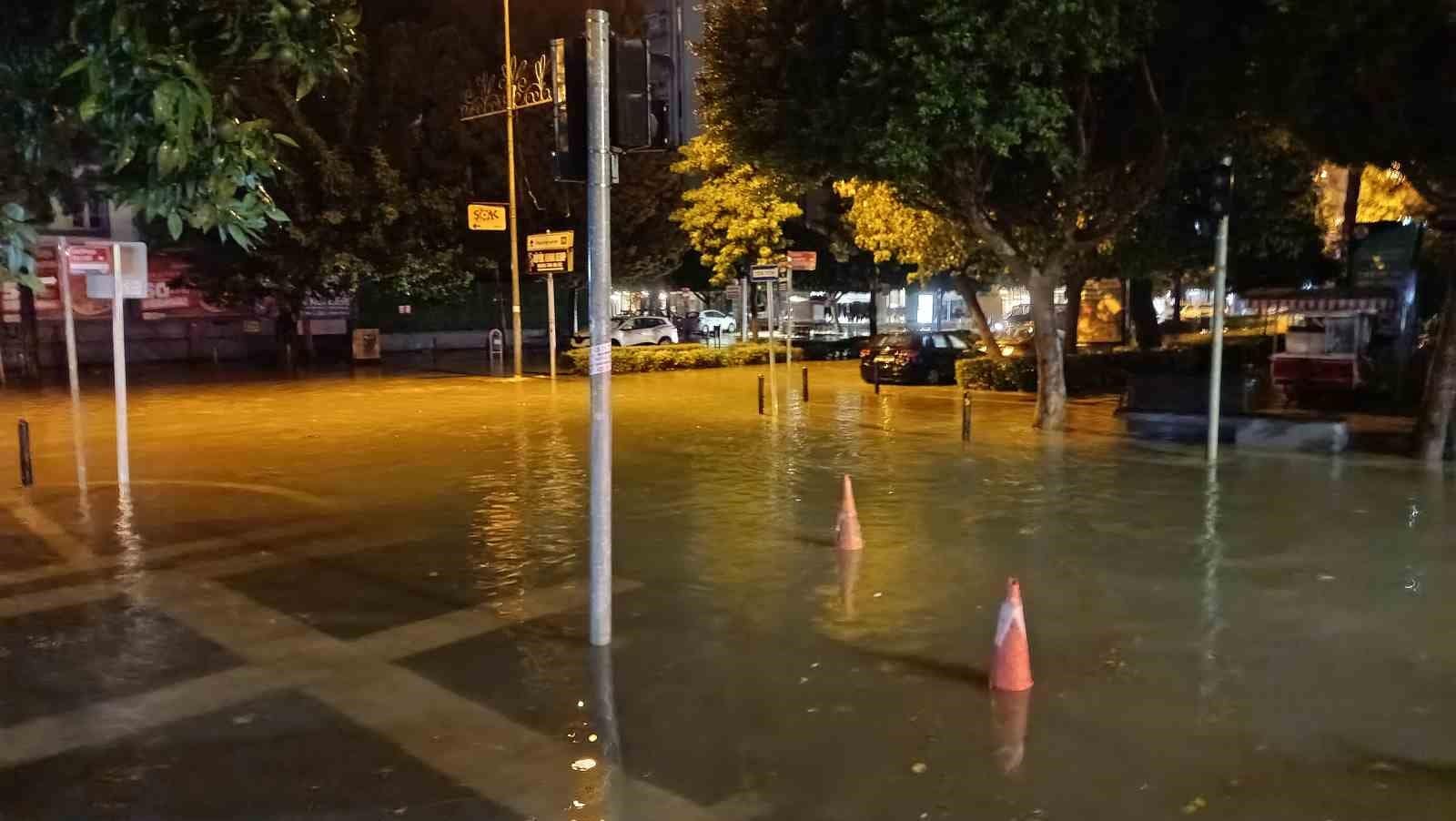 Adana’da 45 dakikalık sağanak yolları su altında bıraktı