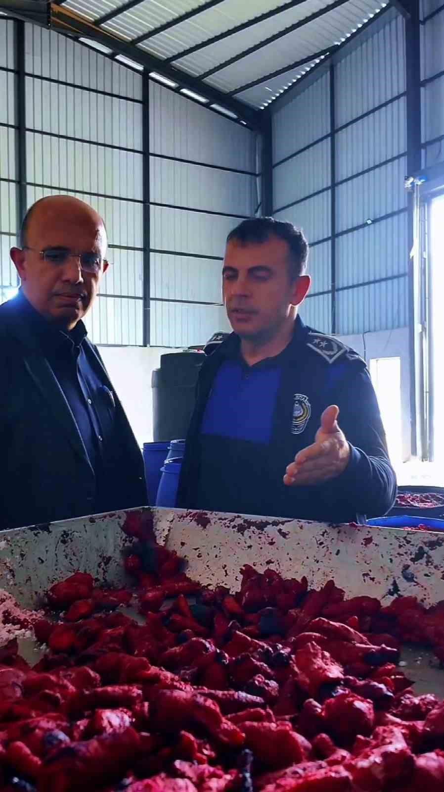 İhbar üzerine gidilen adreste mide bulandıran şartlarda gıda üretildiği ortaya çıktı