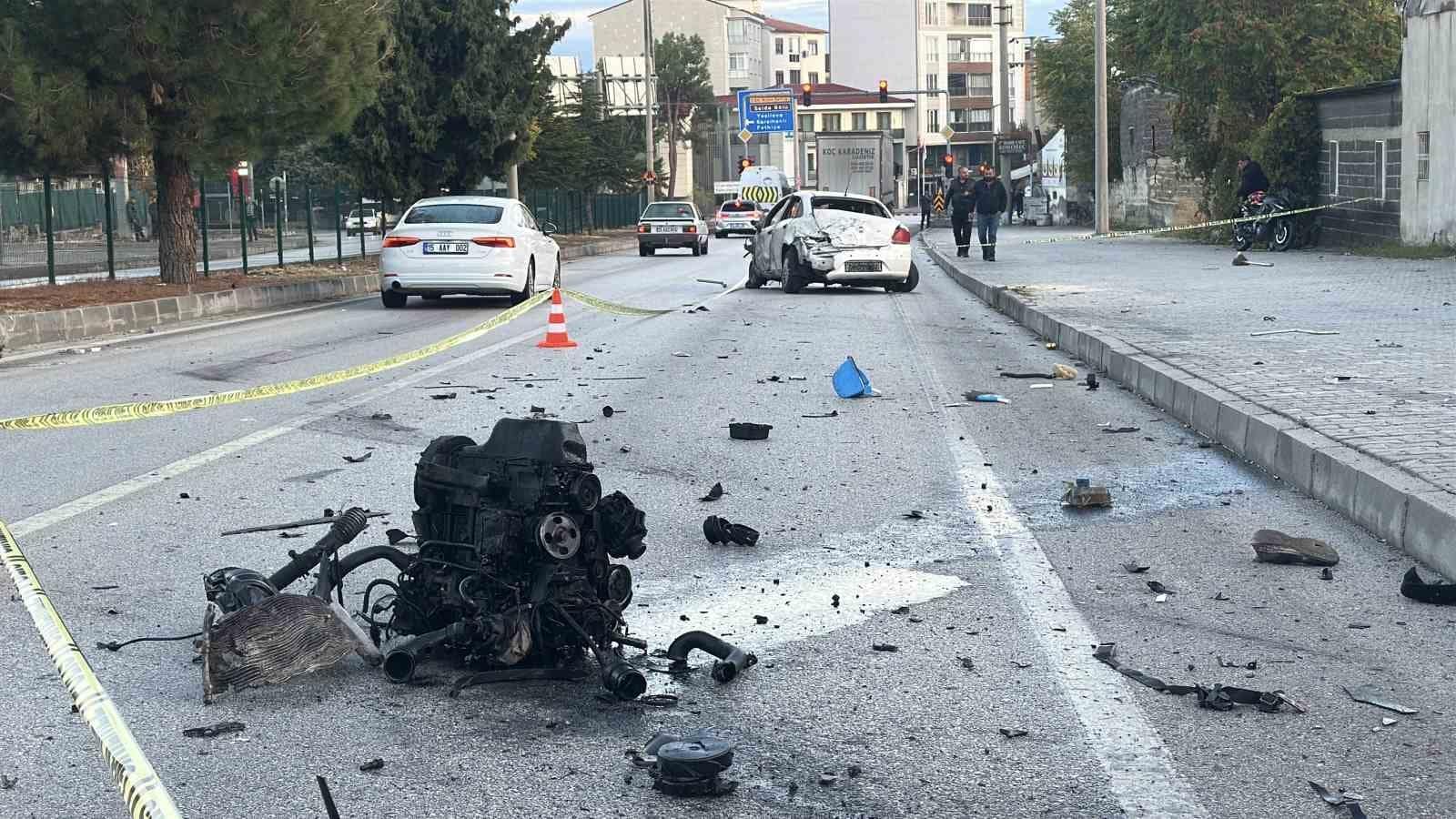 Burdur’da feci kaza: Otomobilin motoru yerinden koptu, sürücüsü ağır yaralandı