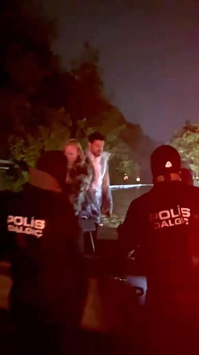 Sağanak yağış nedeniyle mahsur kalan Murat Boz ve vatandaşları dalgıç polisler kurtardı