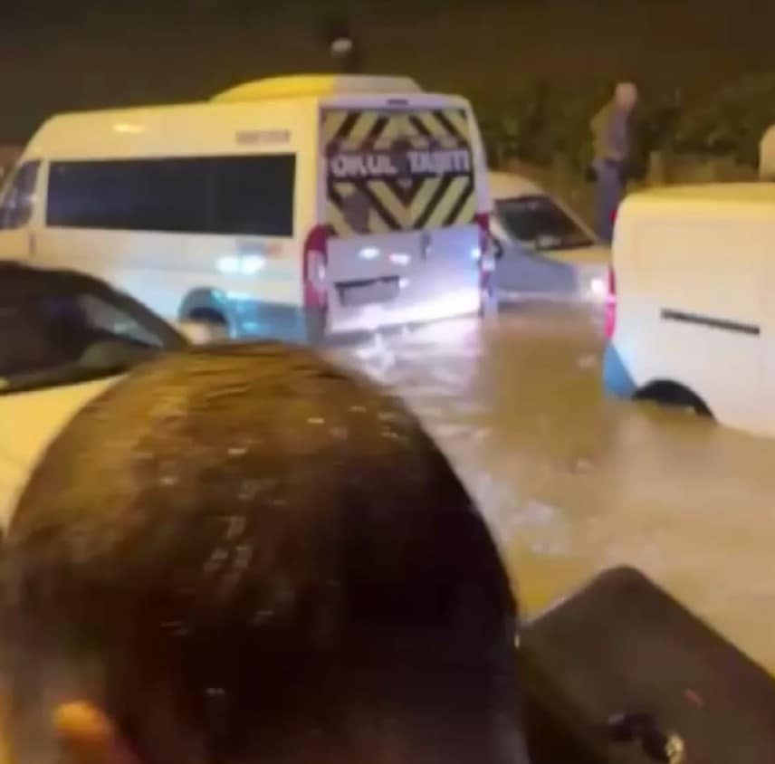 Ümraniye’de sağanak yağış nedeniyle araçlar suda mahsur kaldı
