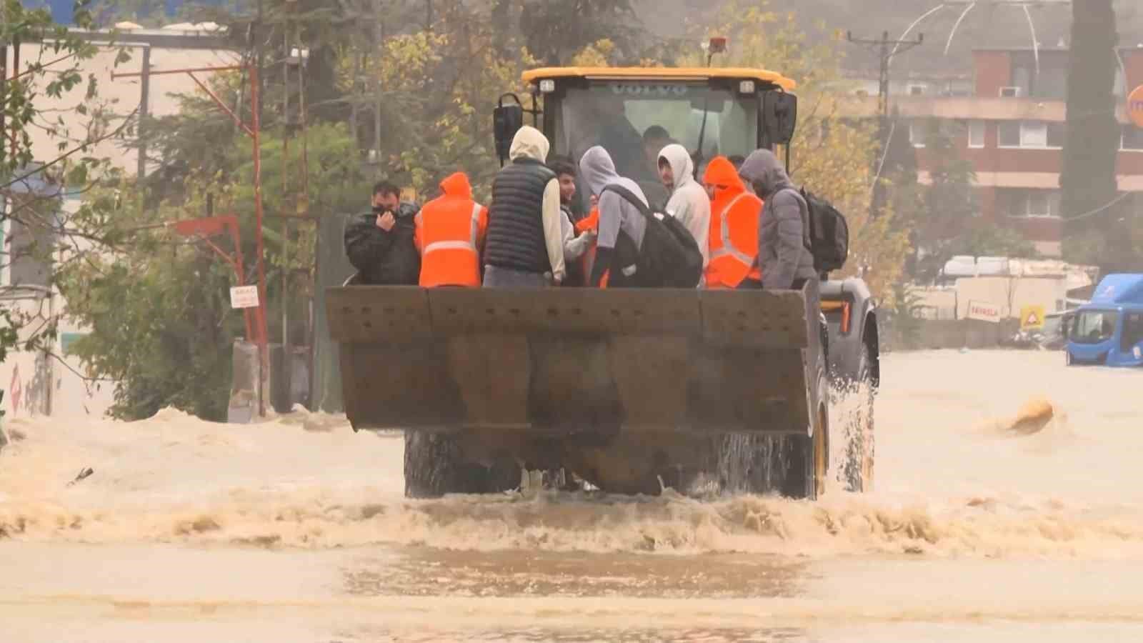 Sarıyer’de mahsur kalan vatandaşlar iş makinesiyle kurtarıldı