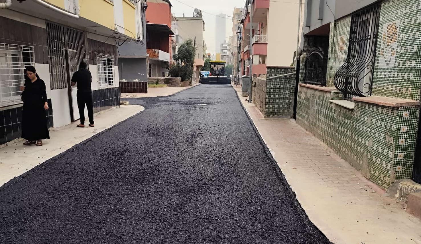 Akdeniz’de sokaklar sıcak asfaltla yenileniyor