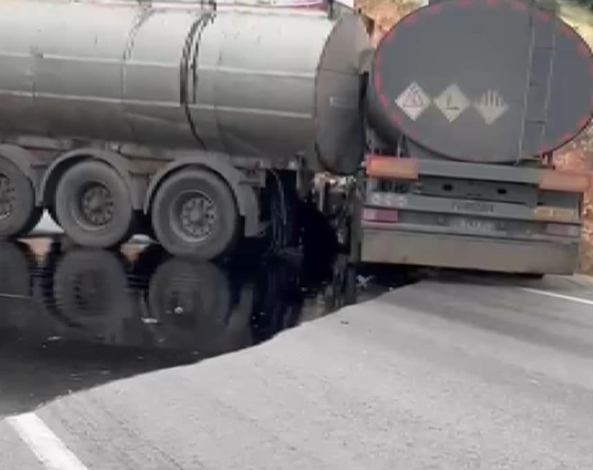 Gaziantep’te 2 tanker çarpıştı: Sürücüler yaralandı