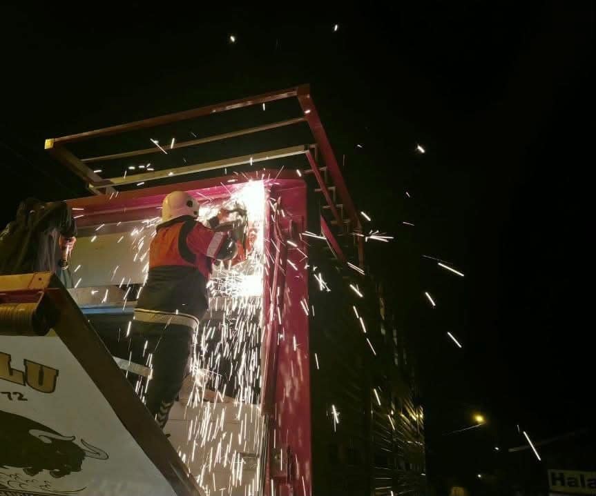 Tırın dorsesinde sıkışan 40 keçi kurtarıldı