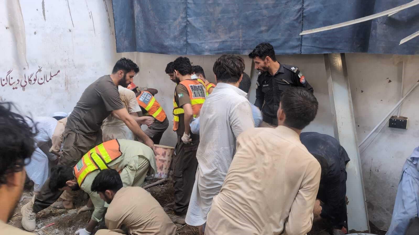 Pakistan’da okulun çatısı çöktü: 29 ölü, 40’tan fazla yaralı
