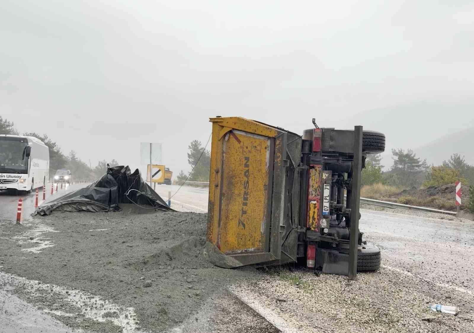 Kastamonu’da devrilen hafriyat kamyonunun sürücüsü yaralandı