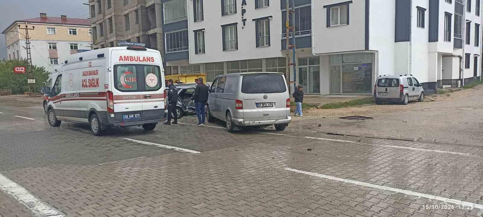 Sivas’ta iki araç çarpıştı, 4 kişi yaralandı