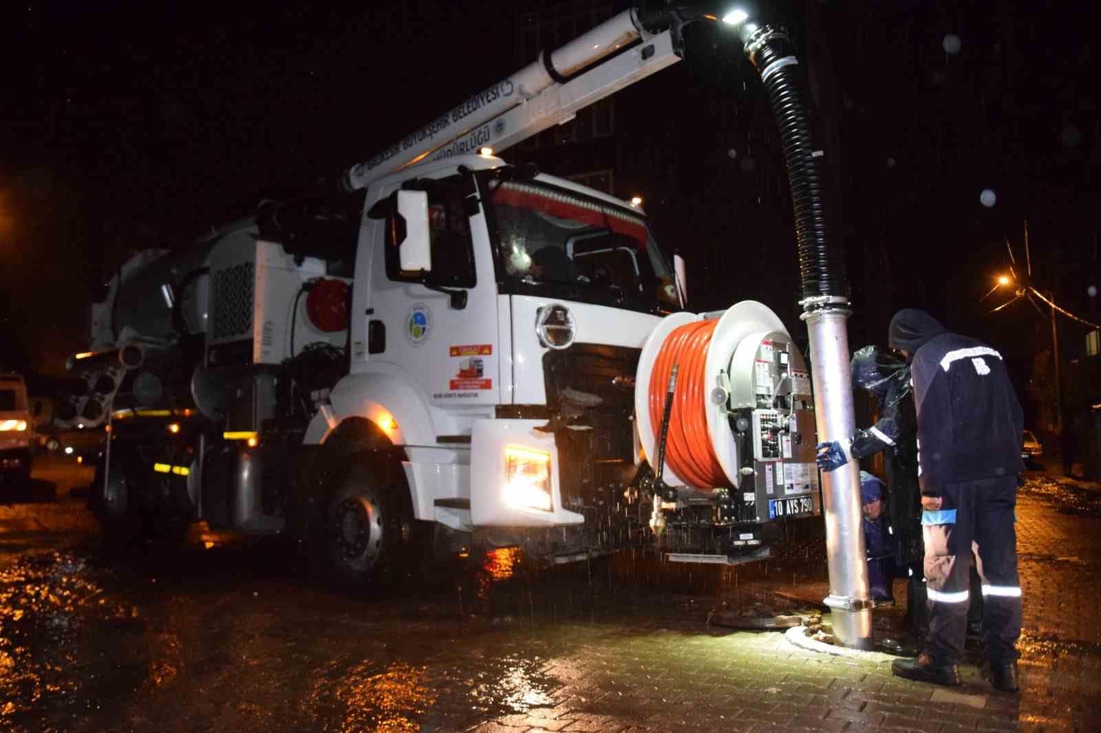 Balıkesir’de sağanak nedeniyle Büyükşehir Belediyesi ve BASKİ ekipleri 20 ilçede teyakkuzda