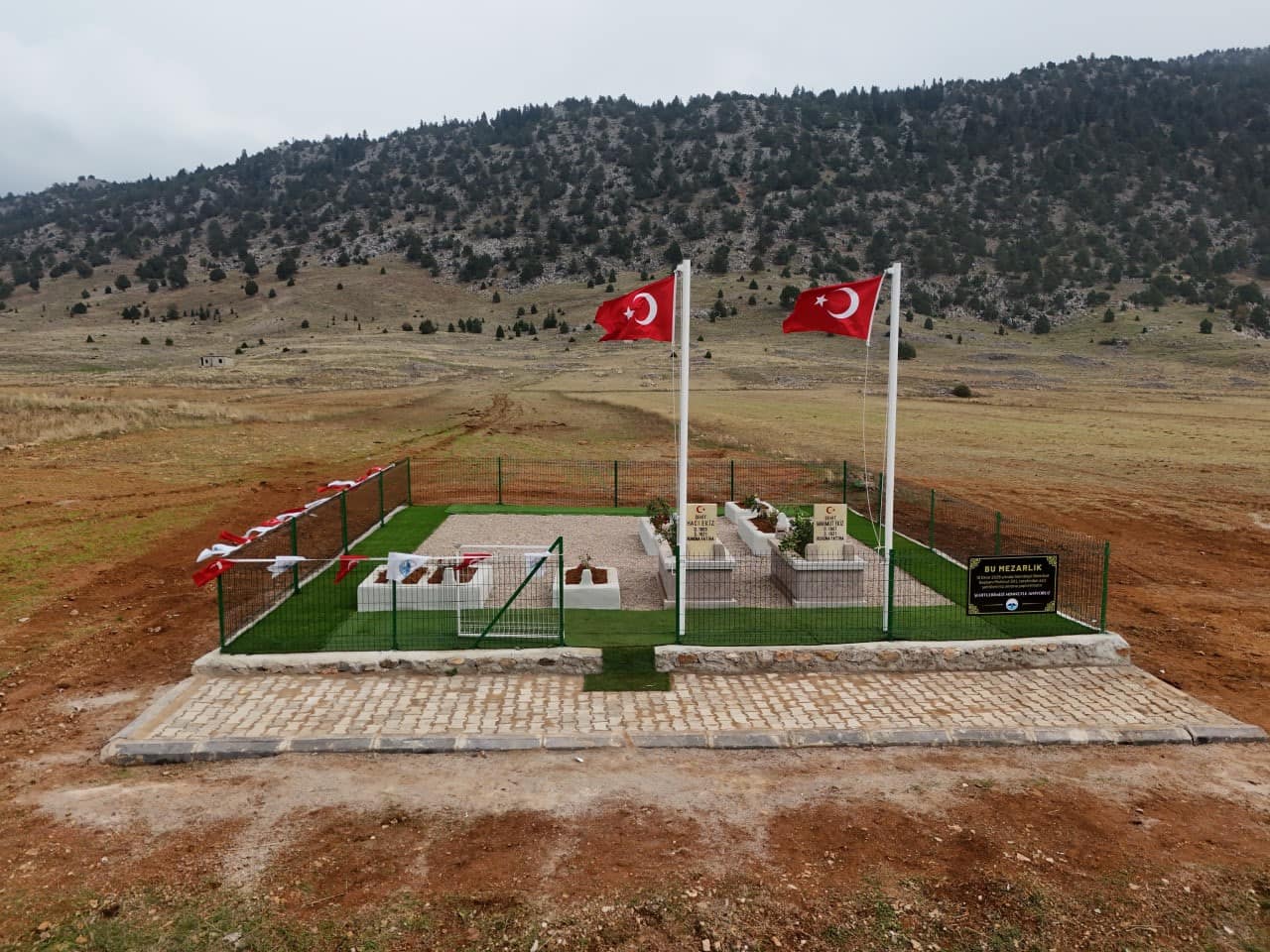 Asırlık mezarlar, şehitlik oldu