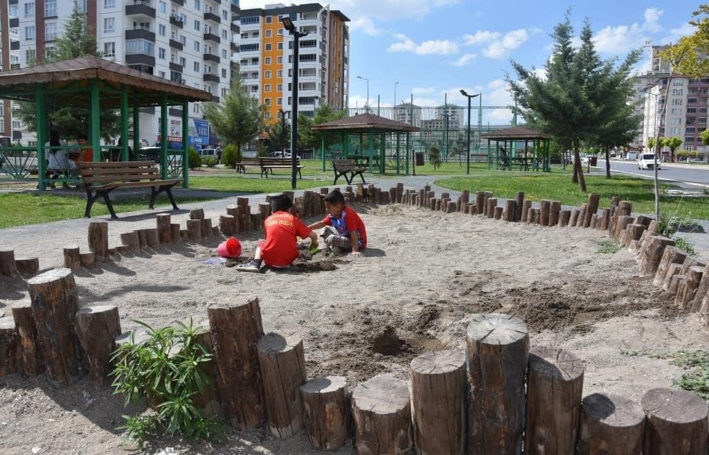 Kocasinan’da parklar, çocuklara toprakla vakit geçirme fırsatı sunuyor