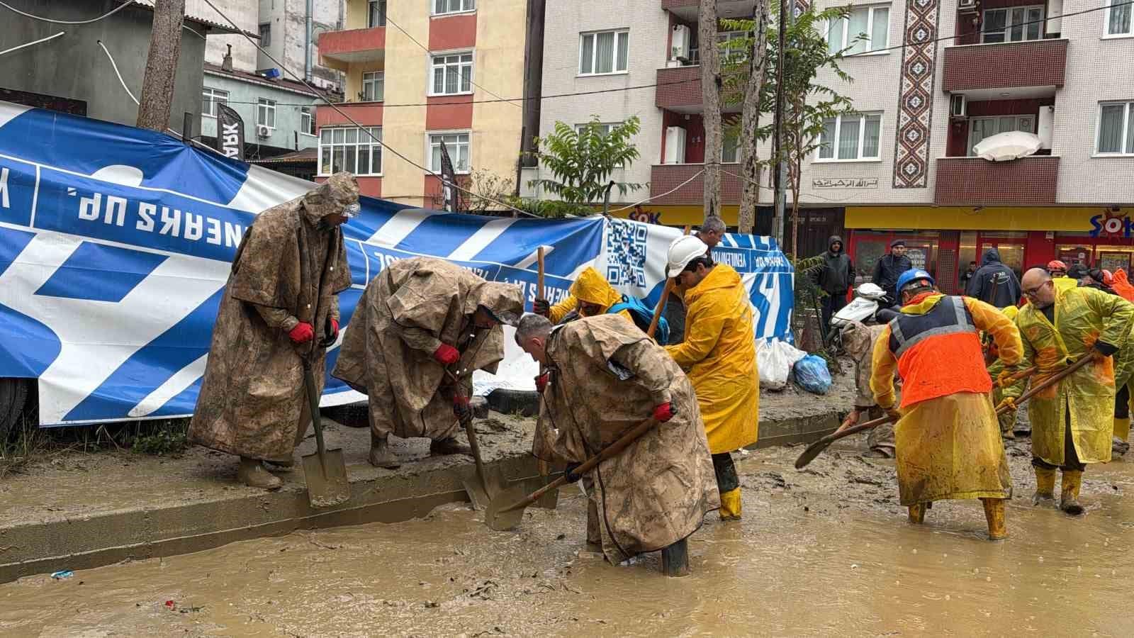 Ayazağa’da sel sonrası temizlik çalışmalarına jandarma da katıldı