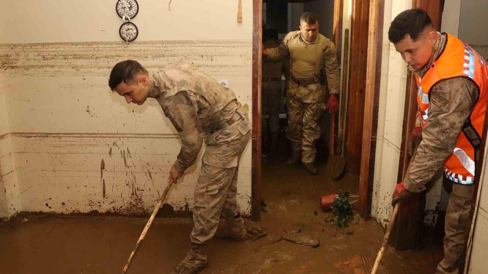 Jandarma komandolarının Ayazağa’da sel sonrası temizlik çalışmaları gece de devam ediyor