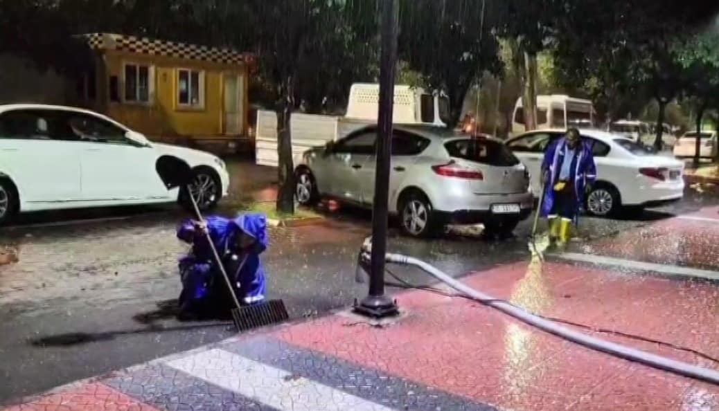 Mersin’de belediye ekipleri taşkın mesaisinde