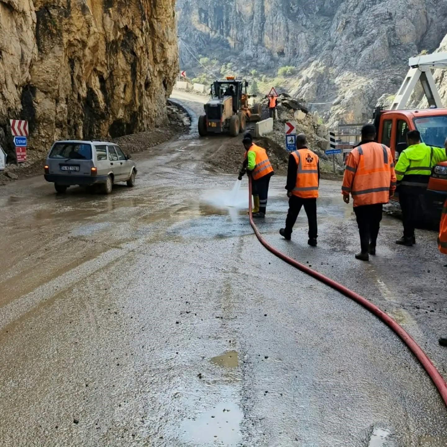 Kemaliye’de sağanak ve dolunun ardından yollar yeniden ulaşıma açıldı