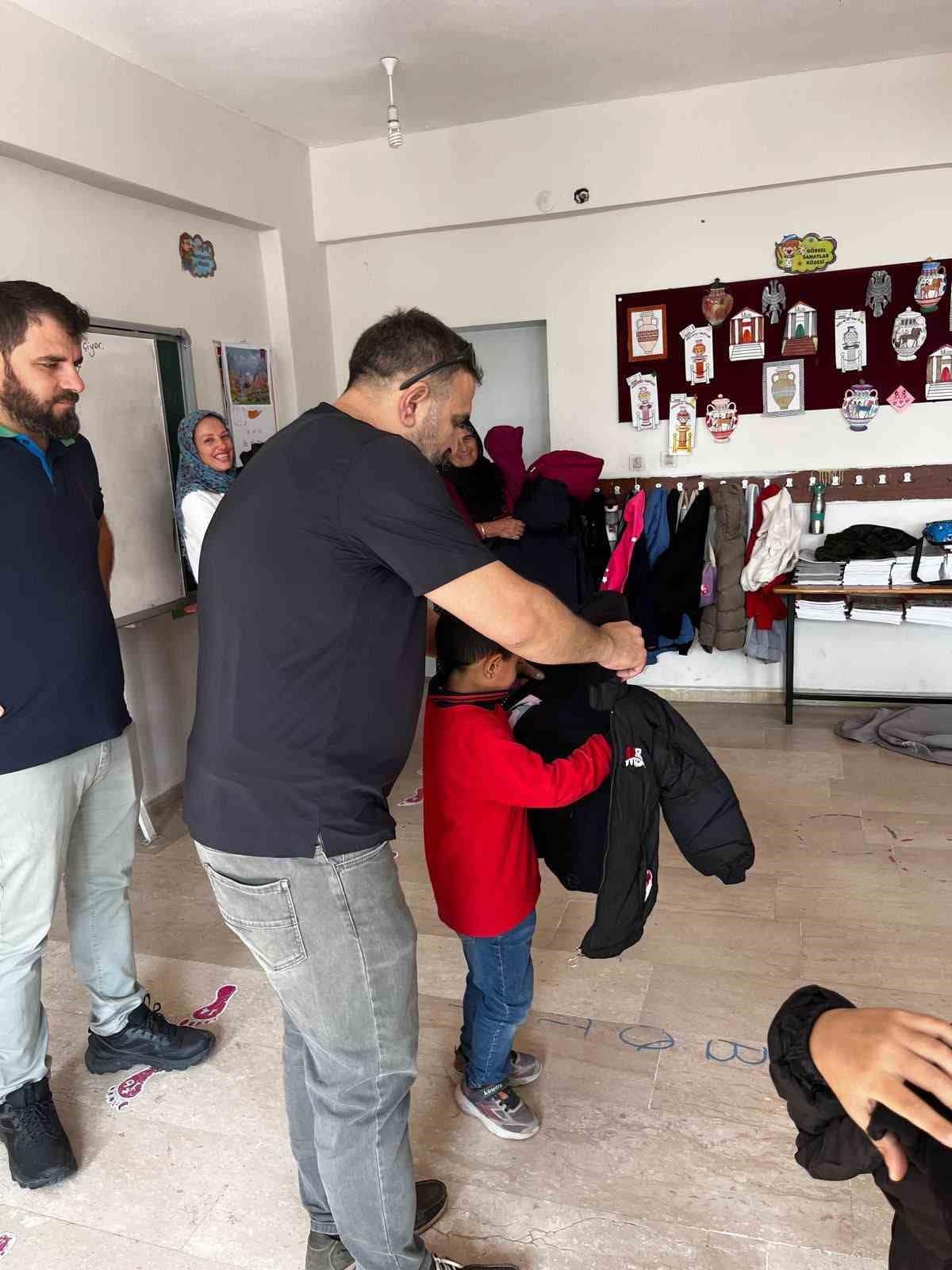 Çermikte 200 öğrenciye mont ve bot dağıtıldı