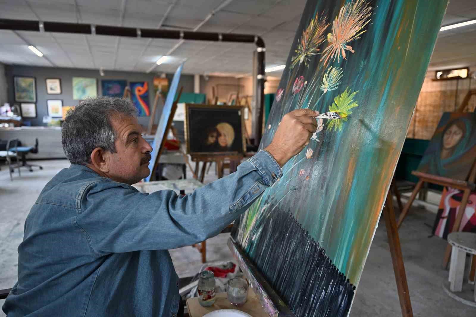 Tarsus’ta esnaf vitrinleri sanat galerisine dönüştü