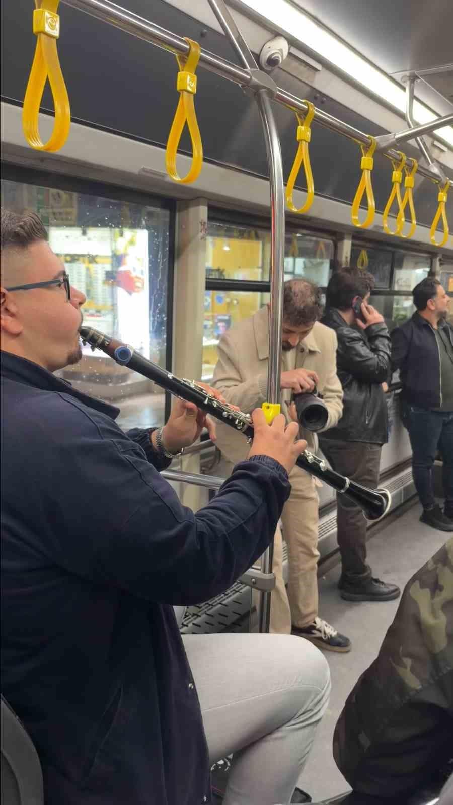 Elazığ’da belediye otobüsü türkü meclisine dönüştü