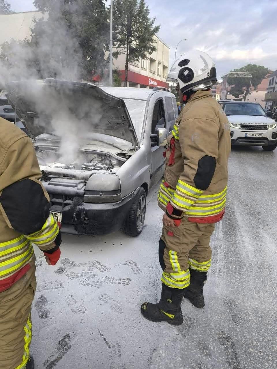 Yayladağı’nda hafif ticari araçta yangın çıktı