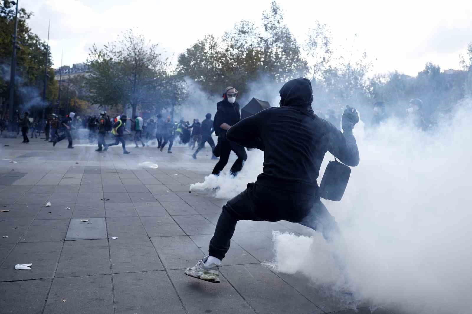 Paris sokakları savaş alanına döndü
