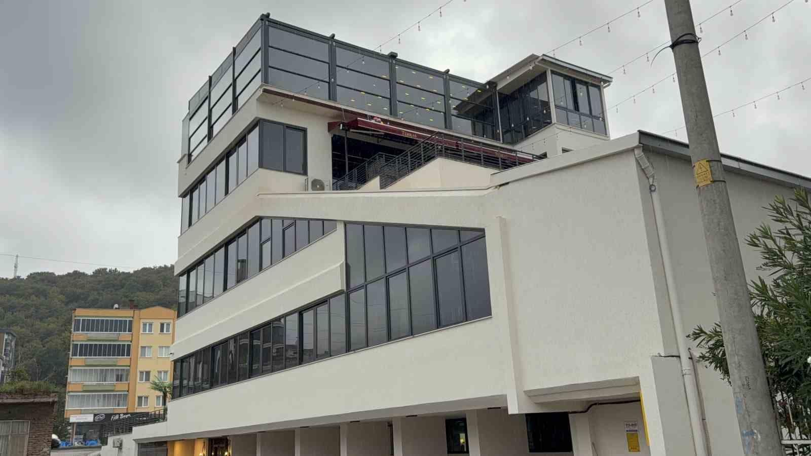 Restoranın yemek asansörü 4. kattan zemine düştü: Garson hayatını kaybetti