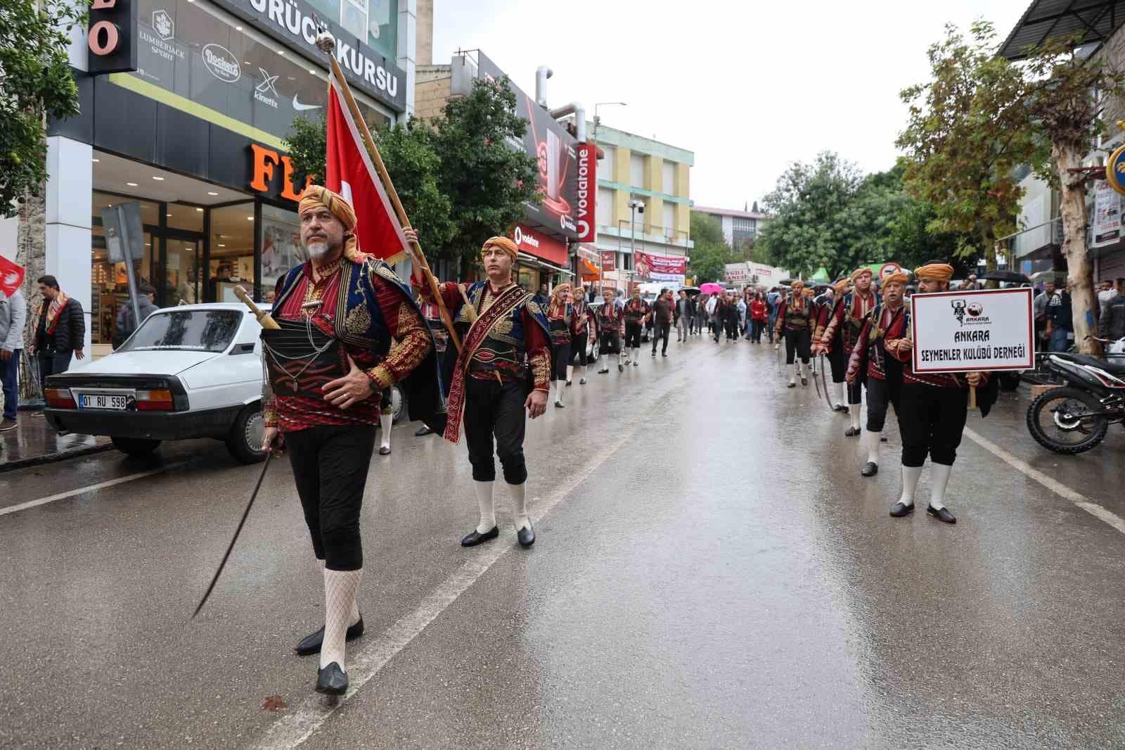 Kozan’da 10. İsmet Atlı Karakucak Güreşleri yağmura rağmen kortej yürüyüşüyle başladı