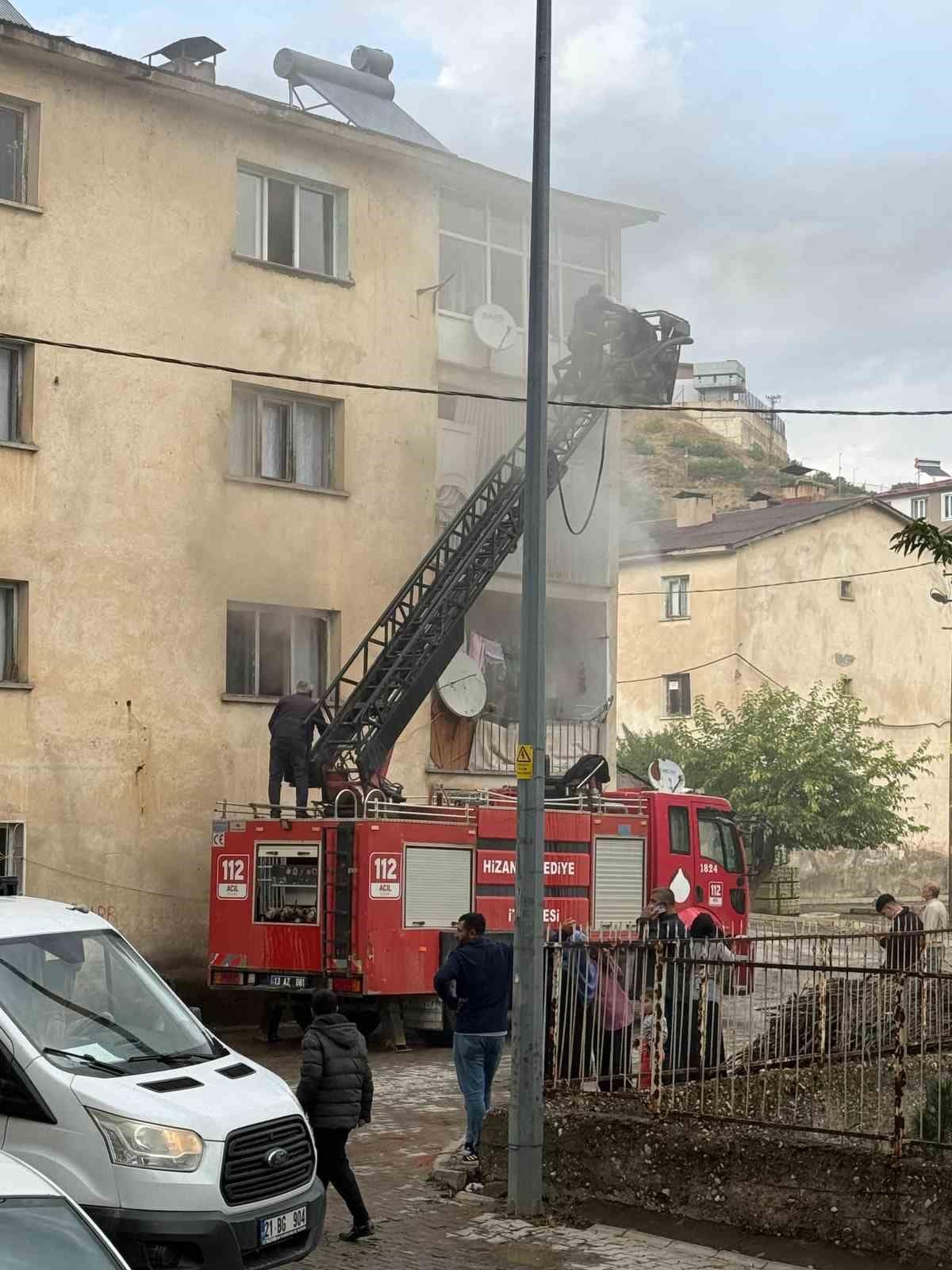 Hizan’da ev yangını büyümeden söndürüldü