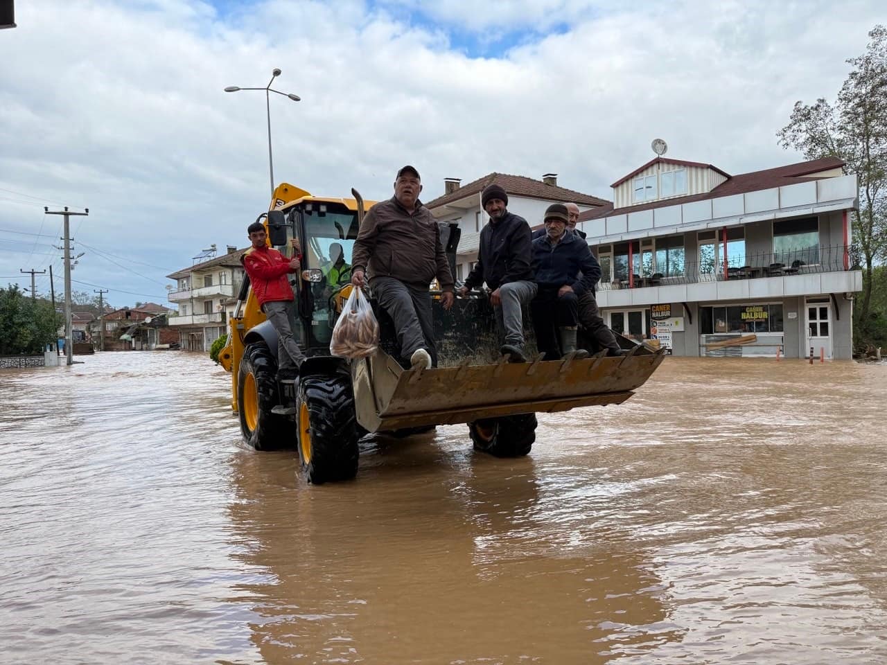 5 ayda dördüncü kez sular altında kalan mahallede günlük hayat sıkıntılı hale geliyor