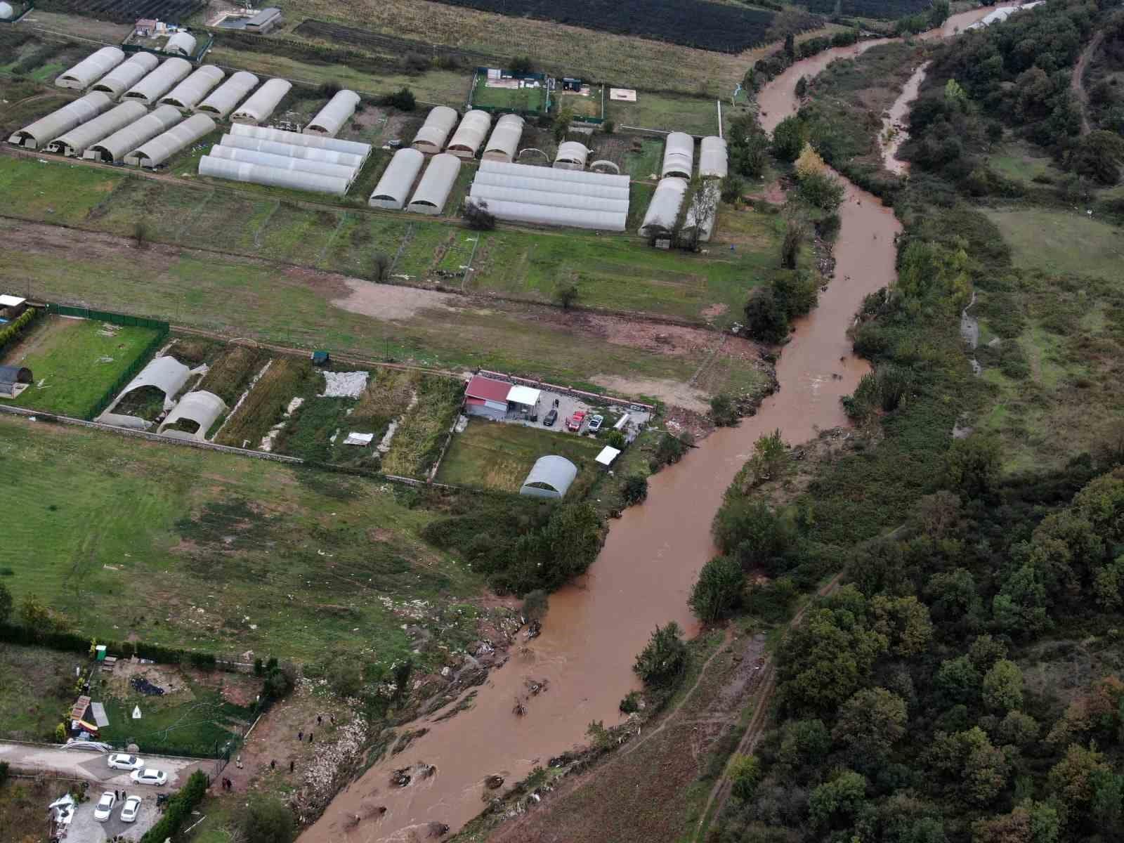 Kocaeli’de sele kapılan 2 kişiyi arama çalışmaları dronla görüntülendi