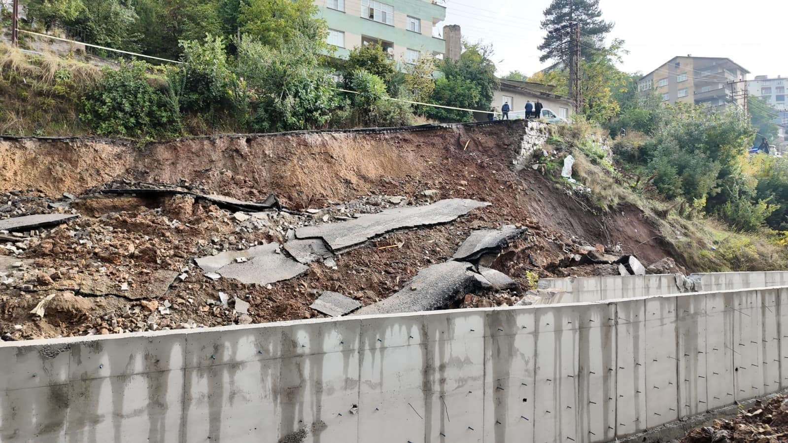 Bitlis’te yol yağışlara dayanamadı