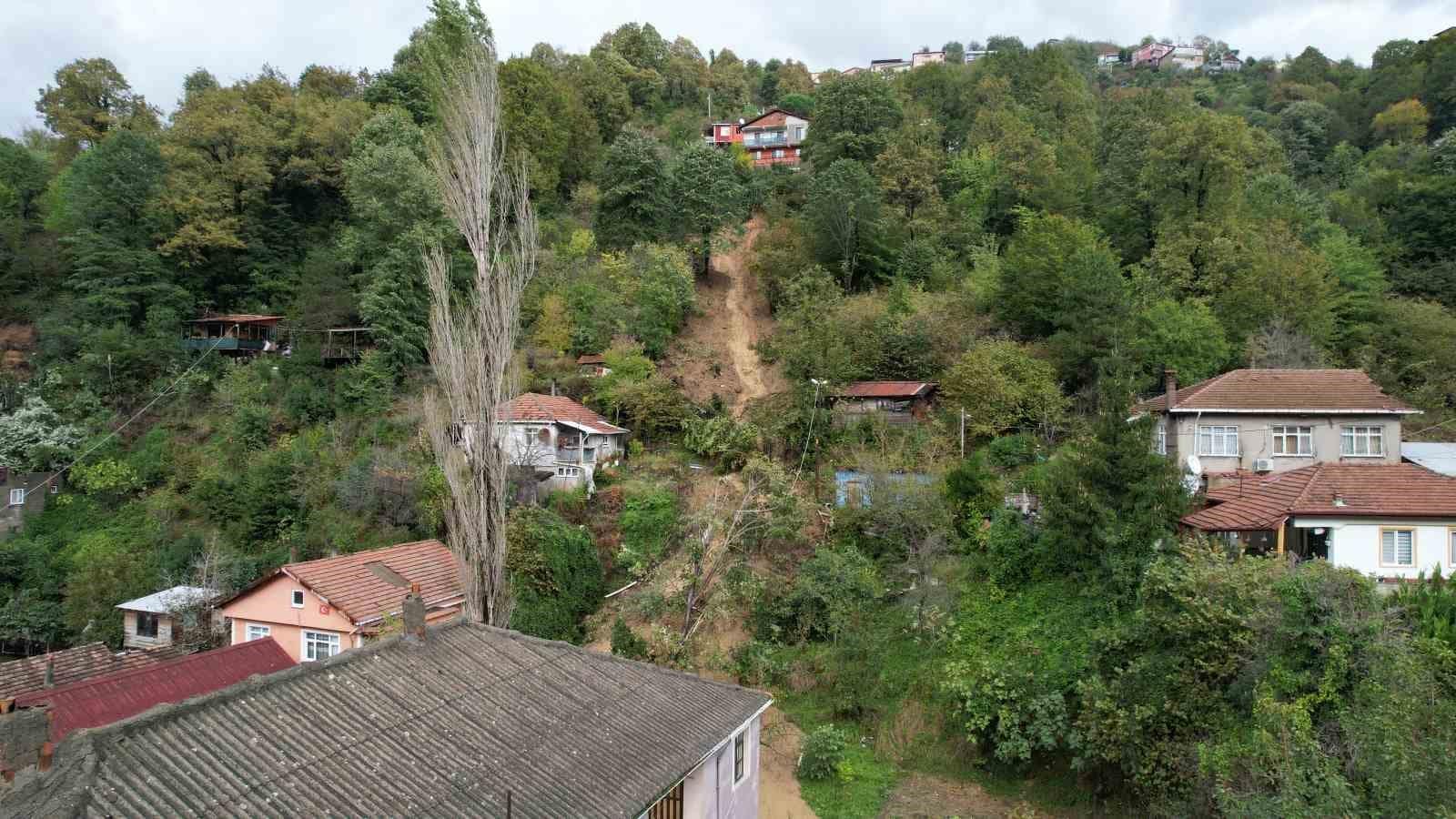Zonguldak’ta heyelan nedeniyle evin yolu kapandı, elektrik hattı koptu