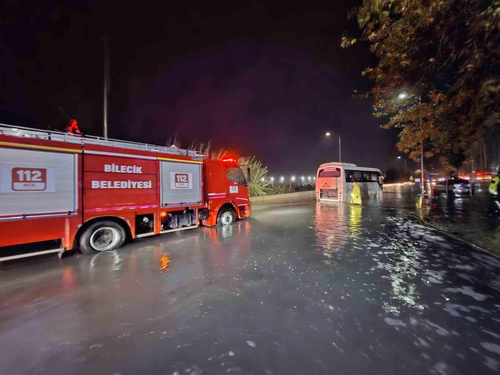 Su birikintisinde mahsur kalan işçi servisini AFAD ve itfaiye kurtardı