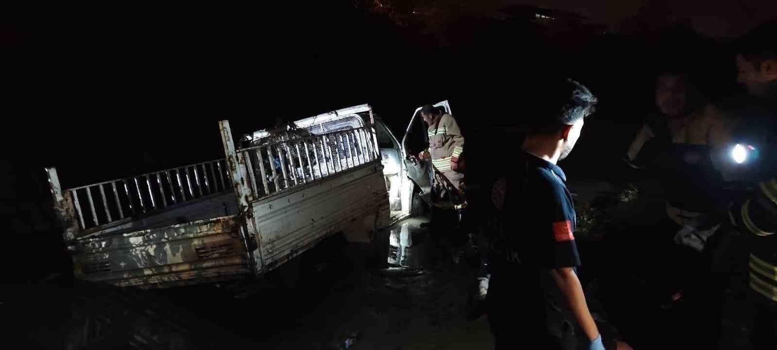 Defne’de Asi Nehri’ne düşen araçtaki 2 kişi yaralandı