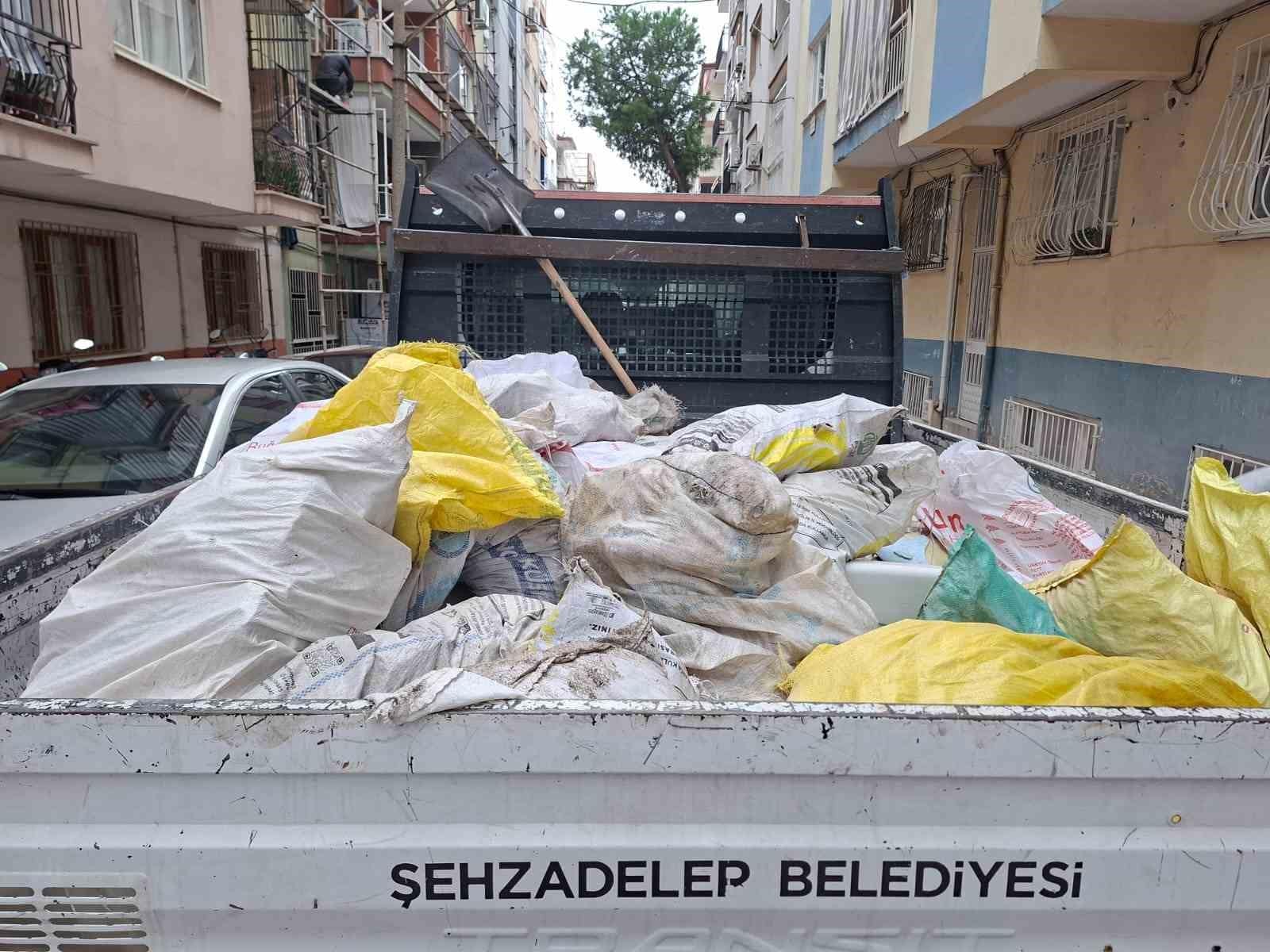 Şehzadeler’de moloz bırakanlara ceza uyarısı