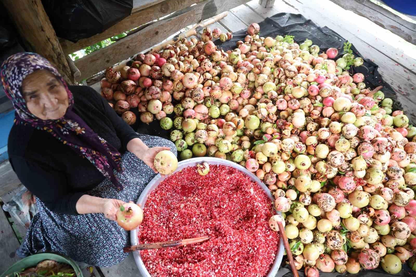 80 yaşındaki Yeter nine, nar tanelerinin başında geleneği yaşatıyor