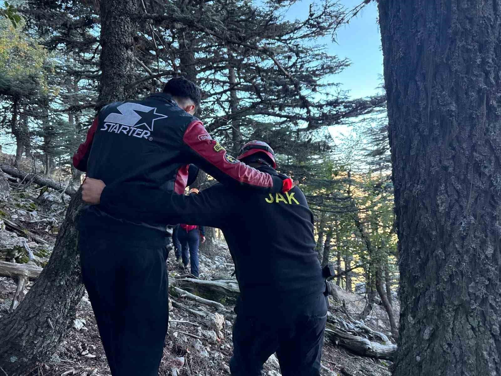 Bin 835 rakımlı zirvede mahsur kalan birisi yaralı 2 kişi 14 saatlik operasyonla kurtarıldı