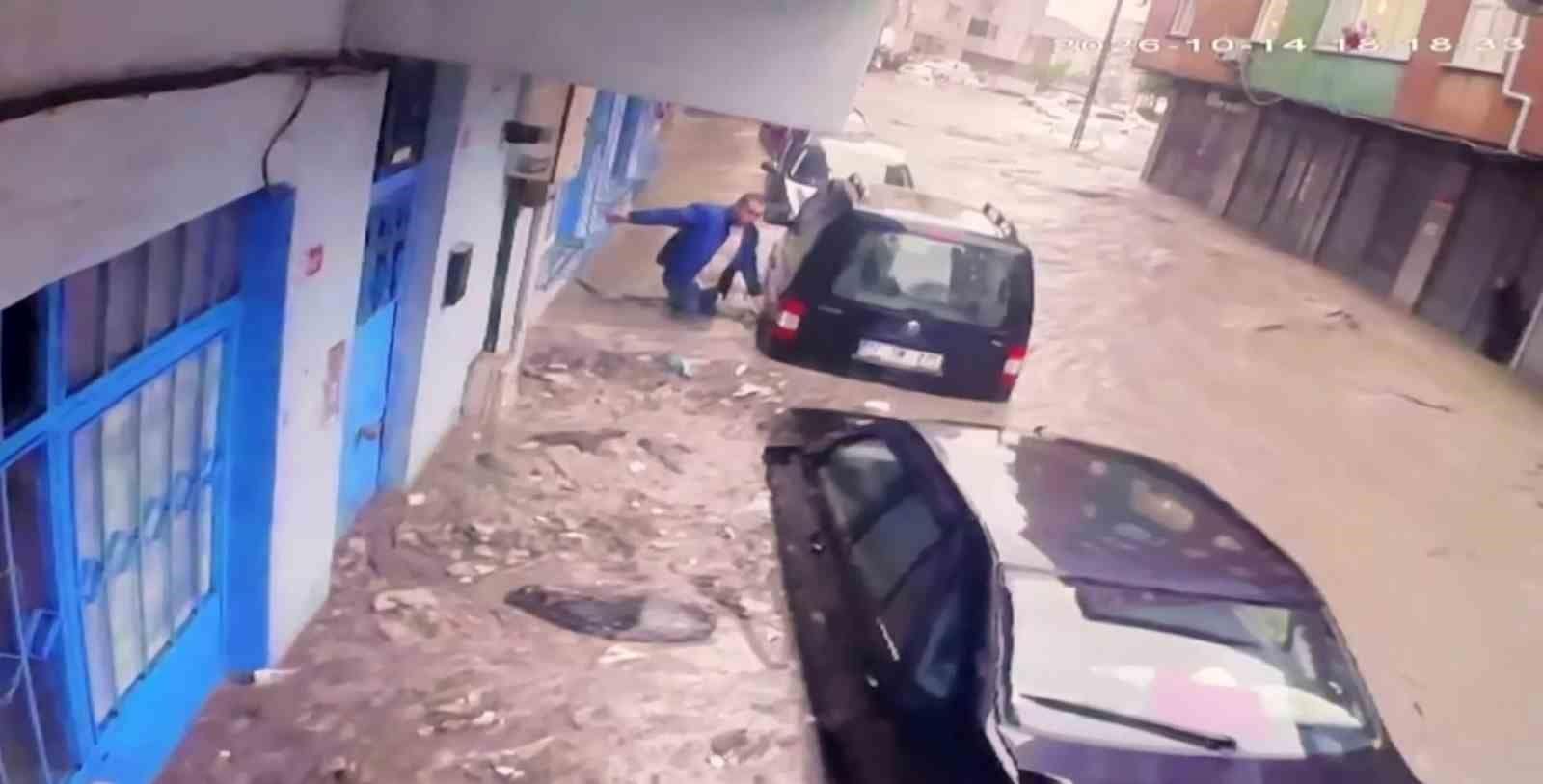 Ayazağa’da sel felaketinde araçların üst üste bindiği anlar görüntülendi