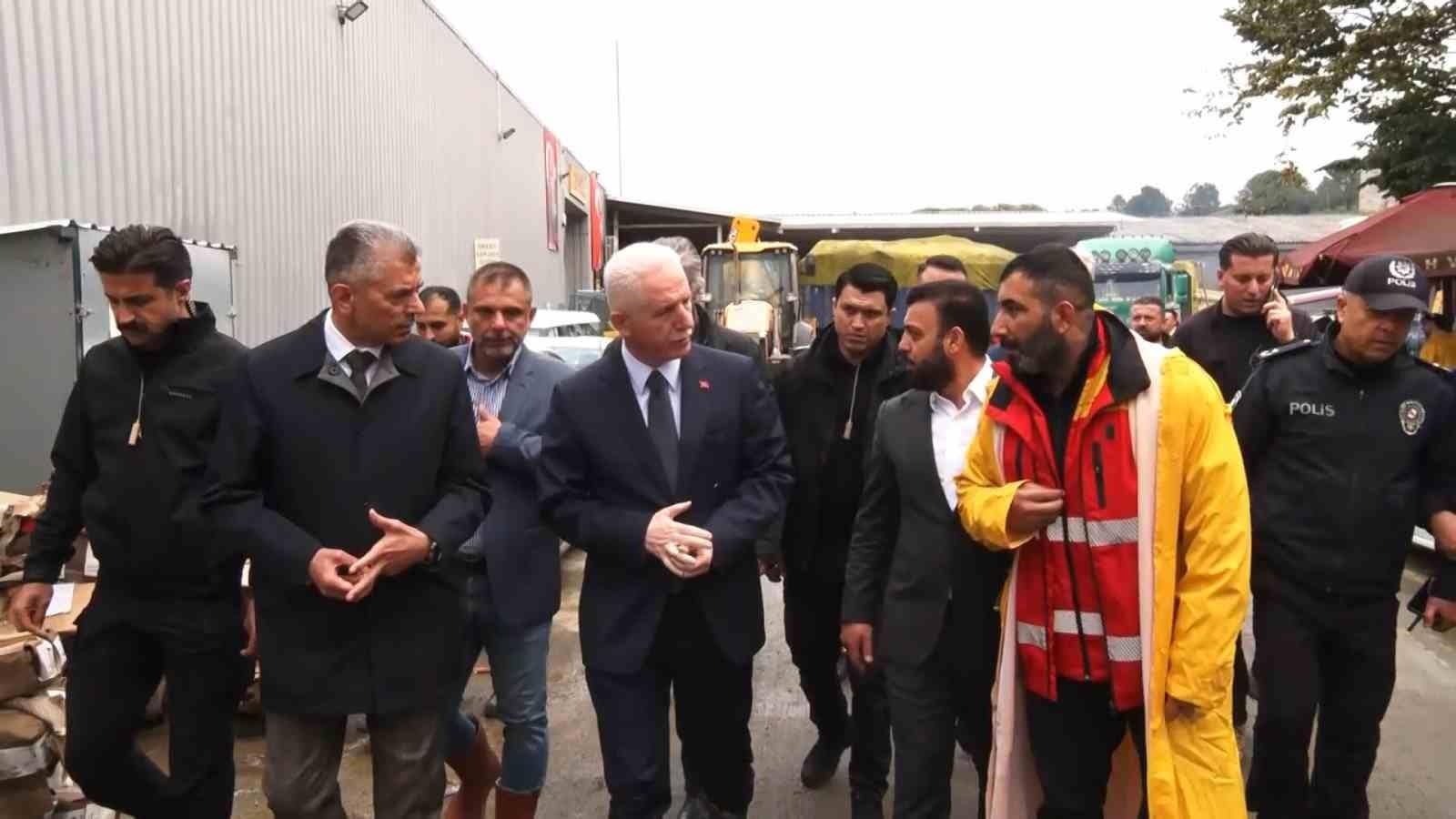 İstanbul Valisi Gül, selden etkilenen Kemerburgaz’da vatandaşları dinledi