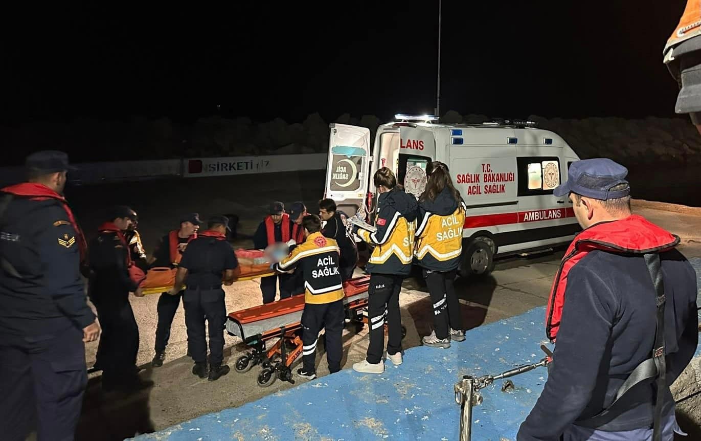 Gökçeada rahatsızlanan vatandaş Sahil Güvenlik botu ile tahliye edildi
